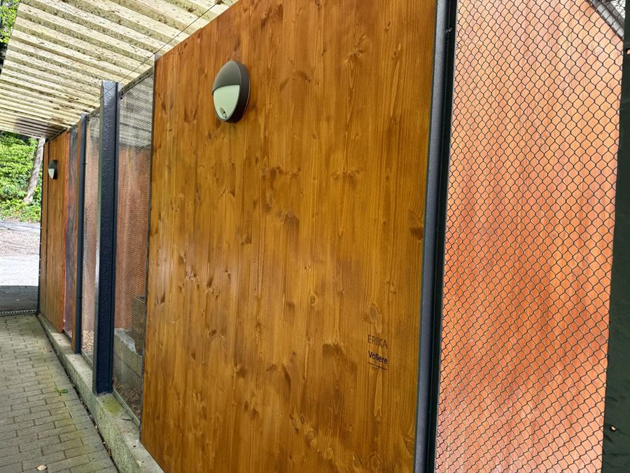 Die erneuerte Voliere mit neuen Holzwänden